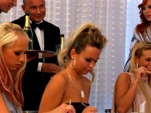 Les pornstars en chaleur Lea Caster, Carla Cox et Josette Most dans la