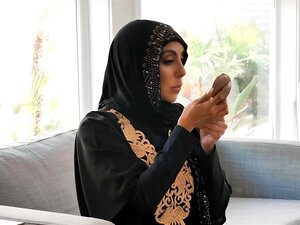La milf vigoureuse Kylie Kingston séduit les étalons frais maki