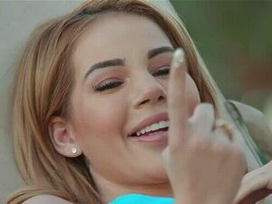 Une mignonne blonde chaude en bikini adore être regardée se