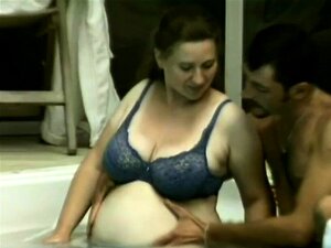 Une brune amateur enceinte chevauche une bite en plein air