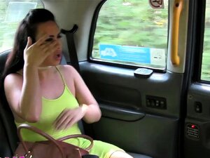 Fake Taxi Sexy lesbienne avec des jouets dans un taxi britannique