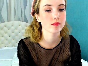 Ma petite demi-sœur se masturbe