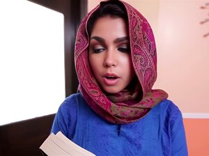  Hijab musulman aux gros seins portant une mignonne cramponnée après