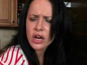 Kendra Lust a surpris Katie St Ives en train de baiser son copain dans