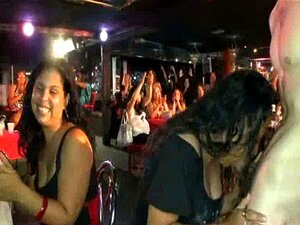 21 salopes chaudes surprises en train de baiser au club 166