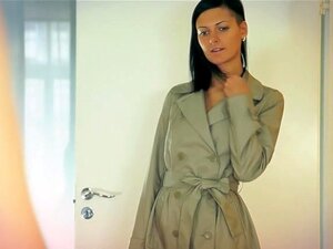 2 putain de jolies lesbiennes à l'aide d'une ceinture, cet épisode a