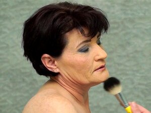 Une grand-mère se fait baiser la gueule en plein visage. Sa