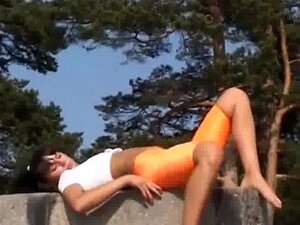 Sexy fille en short orange