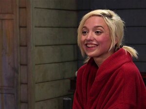 La blonde reçoit l'entraînement au tourment le plus dur. L'esclave