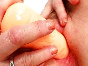 Mamie amateur aux gros seins éjacule sur un gode et se masturbe