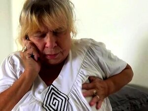 Petite blonde en action lesbienne avec une vieille nounou