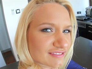 Honey Sweet, Honey Sweet dans sa toute première scène porno. Elle se