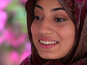 Lorsque la mignonne en hijab, Nadia Ali, a vu son nouveau voisin,