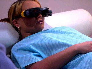 Katja Kassin se fait baiser virtuellement comme reine