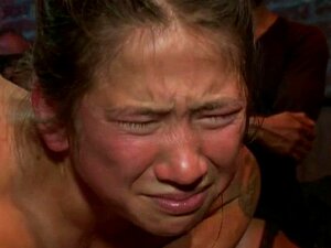 Jolie fille sexy fantasme sombre avec un scientifique fou et un mec.