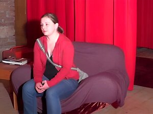 Tournage en coulisses avec une fille ronde et timide. Tournage en