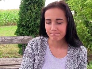 Agent public écarte volontiers les jambes. Agent public écarte les