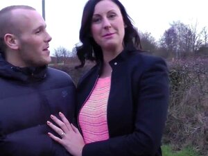 Une MILF salope et classe adore le sperme dans sa bouche