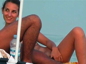 Fille avec de beaux seins sur la plage Espana