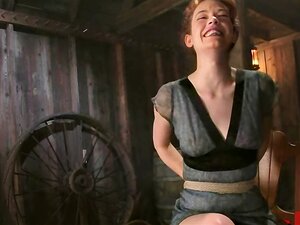 La rousse se fait fouetter la chatte