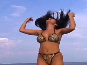 Sexy cheveux bruns à gros seins dans les toilettes de la nature à la