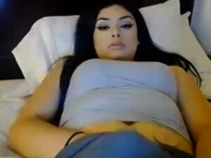 Cette magnifique shemale brune aime mettre en scène ! Retrouvez-la en