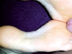 femme qui fait une branlette de pied 2