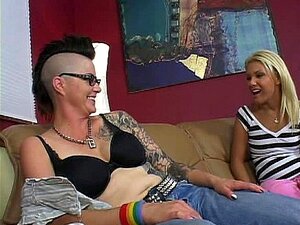 Une ado baisée par une maman tatouée