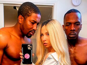 La mignonne blanche séduisante Kenzie Reeves dominée par deux