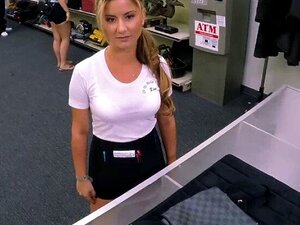 Une serveuse blonde bimbo entre dans un magasin de shawns pour vendre