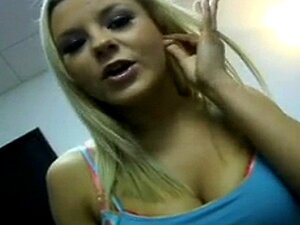 Petite blonde de 18 ans en casting anal