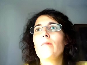 Découvrez la passion brute d'une beauté européenne mature exhibant