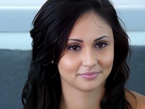 HD - CastingCouch-X La chaude Ariana Marie veut baiser sur le canapé