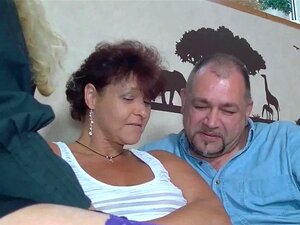Des MILFs allemandes sexy sucent des queues dans un plan à trois