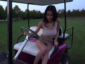 La magnifique Darcia Lee suce et baise sur le terrain de golf. Darcia