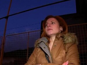 Une rousse impatiente montre ses nichons pour de l'argent