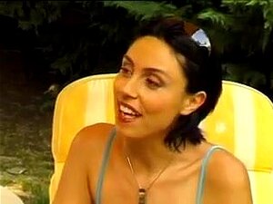 Une fabuleuse brune italienne poilue se fait enculer. Beauté vintage