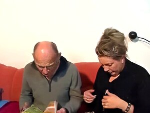 Découvrez la rencontre sensuelle entre un homme plus âgé et