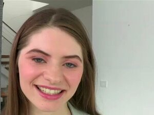 La mignonne et maigre Alice, en chaleur, se fait baiser par son pote