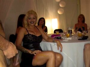 Amateurs de cfnm interracial sucent des queues noires à la fête.