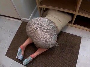 Ta belle-mère se coince et tu peux lui baiser la chatte (POV)