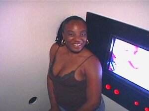 Fonda est une fille ébène de 18 ans avec de gros seins et un gros