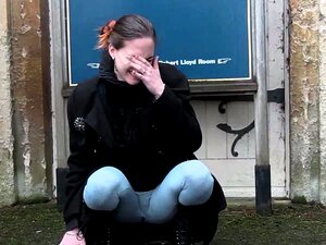Une mignonne amateur se pisse le pantalon
