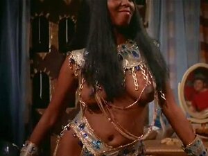 La magnifique Cléopâtre embrasse son amie (vintage des années 70)