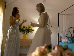 Une mariée trans baise la chatte mouillée de sa meilleure amie à