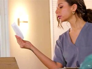 Masseuse aux cheveux bouclés a reçu un paquet et elle n'avait pas