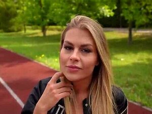 Lifeselector - La pom-pom girl mignonne Zlata Shine baise son coach