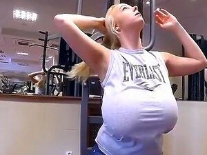 Gros nichons en gym en entraînement