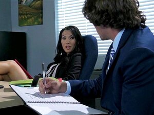 L'assistante de bureau Asa Akira montre à son patron sa flexibilité