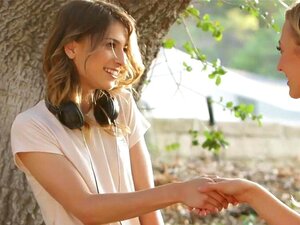 Une petite nana a un crush sur sa belle voisine blonde aux petits